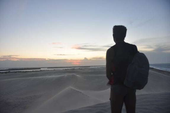 Observando o pôr-do-sol nas dunas de Galos, região de Galinhos - RN